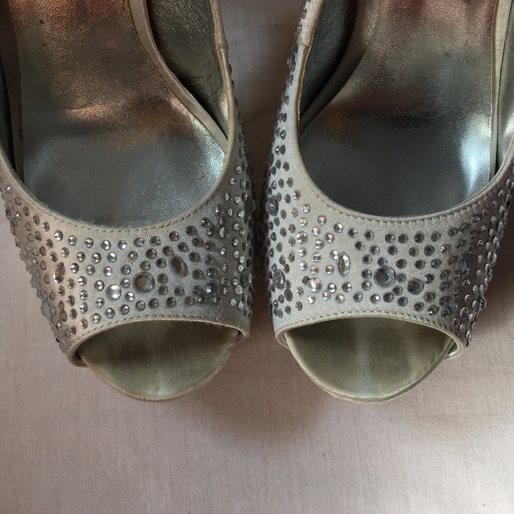Silver Heels - Picture 5 of 7